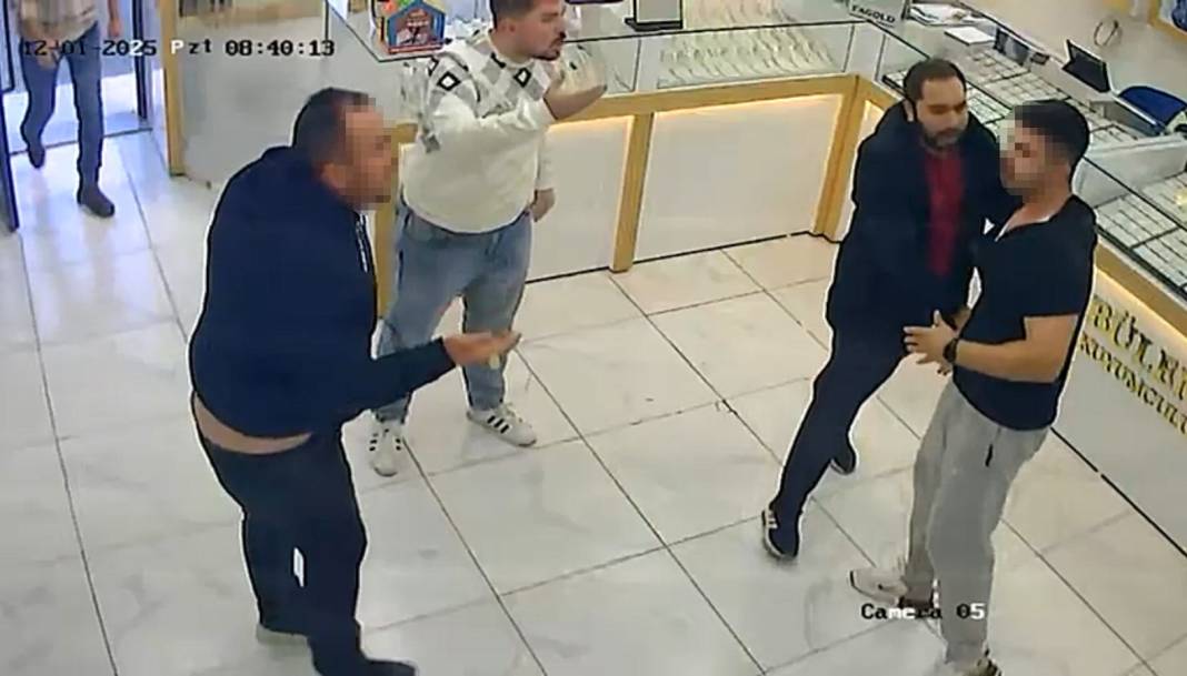 Kuyumcular müşteri için dükkan bastı! Birbirlerini tekme tokat dövdüler 1